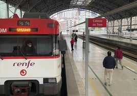 Viajeros cogen el tren de la línea C3 en la estación de Abando.