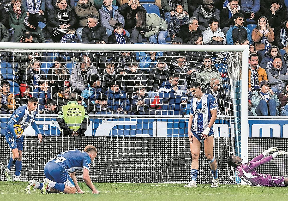 Tenaglia, Carlos Vicente, Abqar y Owono se lamentan tras el gol encajado ante el Girona.