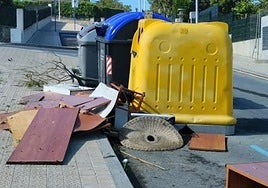 La basura desbordada en los contenedores de Sopela.