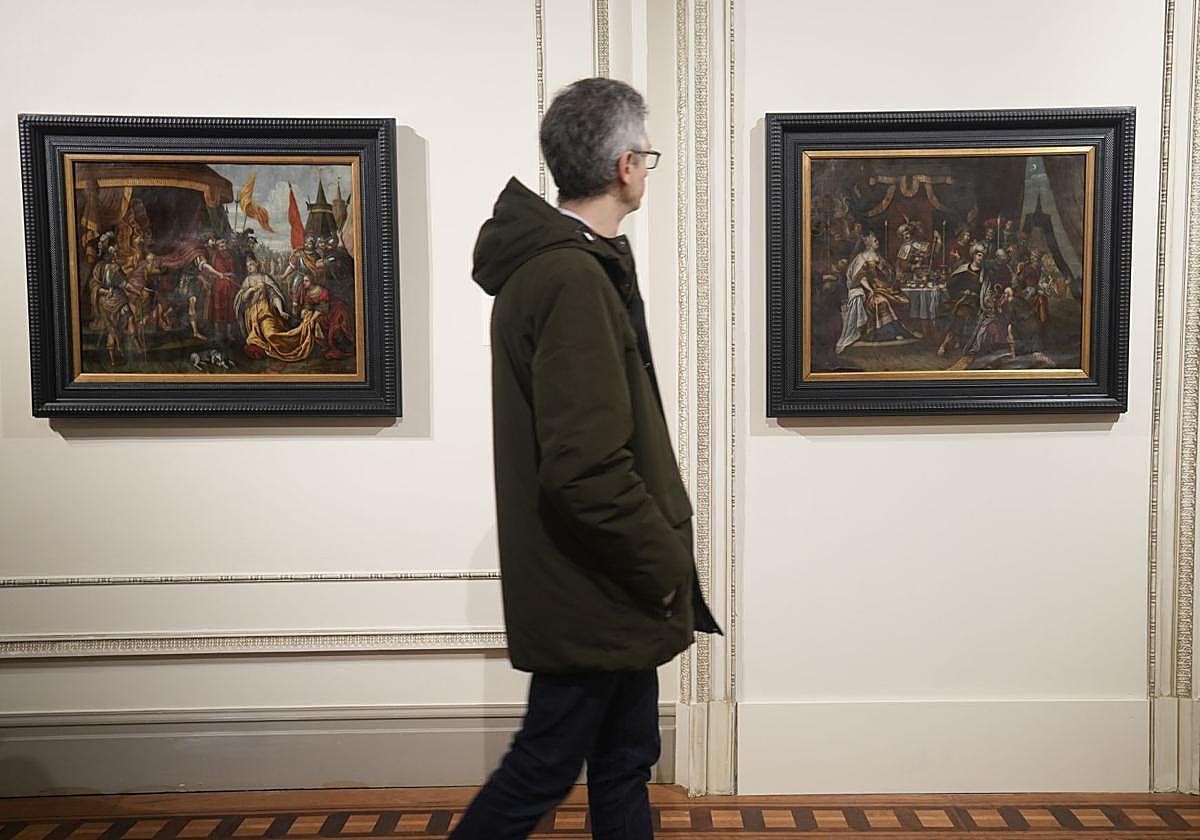 Un visitante ante dos de los seis cuadros de la serie 'Una historia de Judit y Holofernes'.