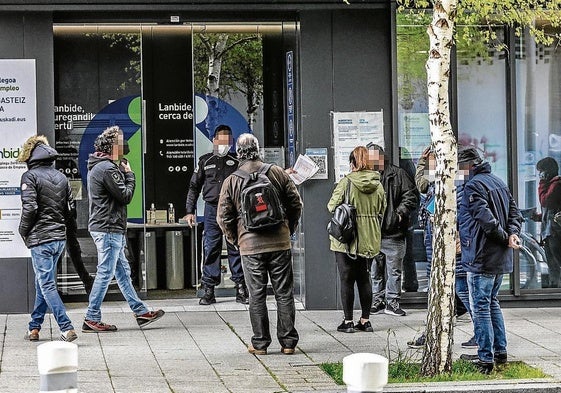 Casi 4.000 personas en paro cobran la RGI desde hace diez años en Euskadi