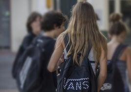 Adolescentes entran a clase, en una imagen de archivo.