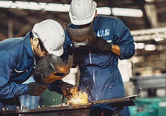 La central recuerda que hay empresas en concursos de acreedores, destruyendo turnos de trabajo y planteando un ERTE.