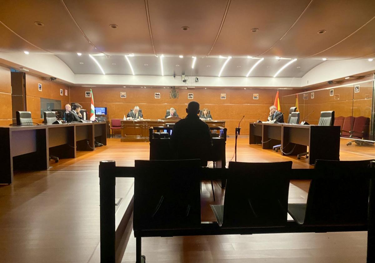 Parte de la vista oral se celebró en penumbra debido a un apagón parcial que afectó ayer, miércoles, al Palacio de Justicia de la Avenida de Gasteiz.