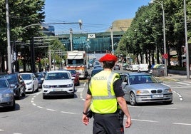 Un agente de la Policía Municipal controla los accesos a la ciudad por la avenida Juan Antonio Zunzunegui.