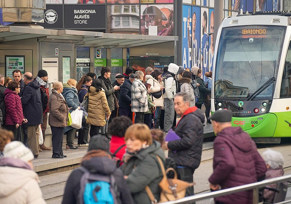 Usuarios aguardan la llegada del tranvía en la parada de Parlamento.