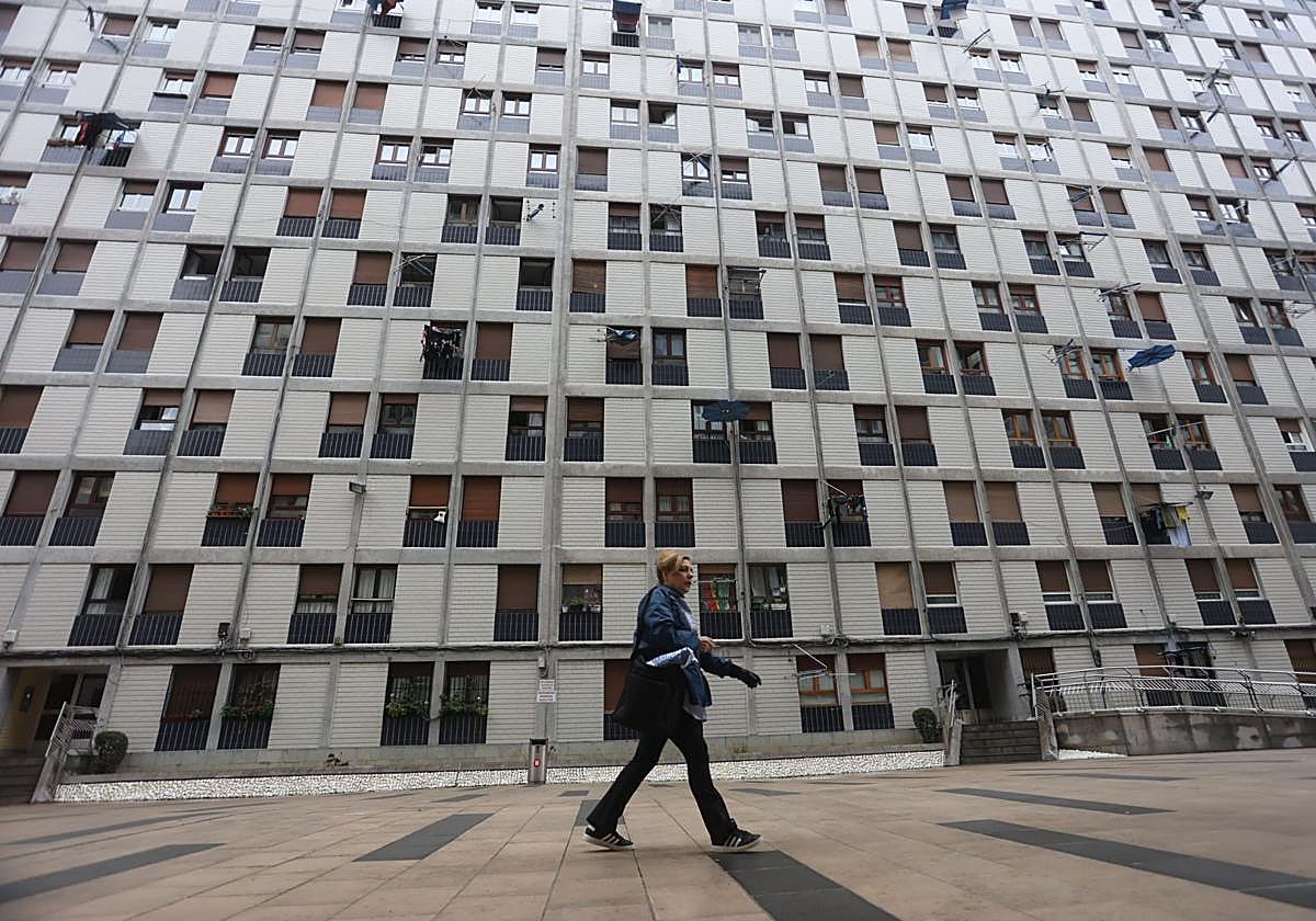 Los 'bloques del ajedrez'. Obra de César Sans Gironella, arquitecto referente del Bilbao de la segunda mitad del siglo pasado, los bloques de Basarrate se comenzaron a edificar en 1963. .