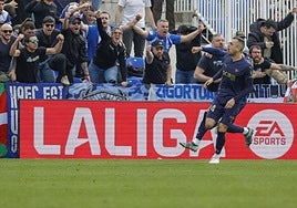 Jordán celebra uno de sus goles al Leganés con la afición albiazul de fondo.