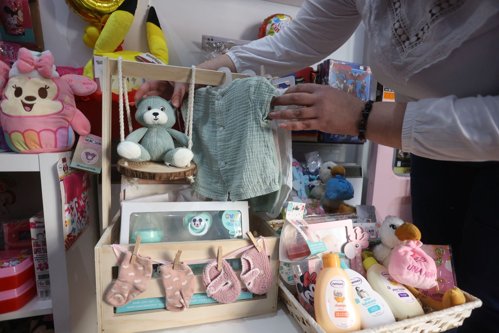 Gabriela decora y envuelve los regalos por ti con ideas brillantes en su tienda de Bilbao