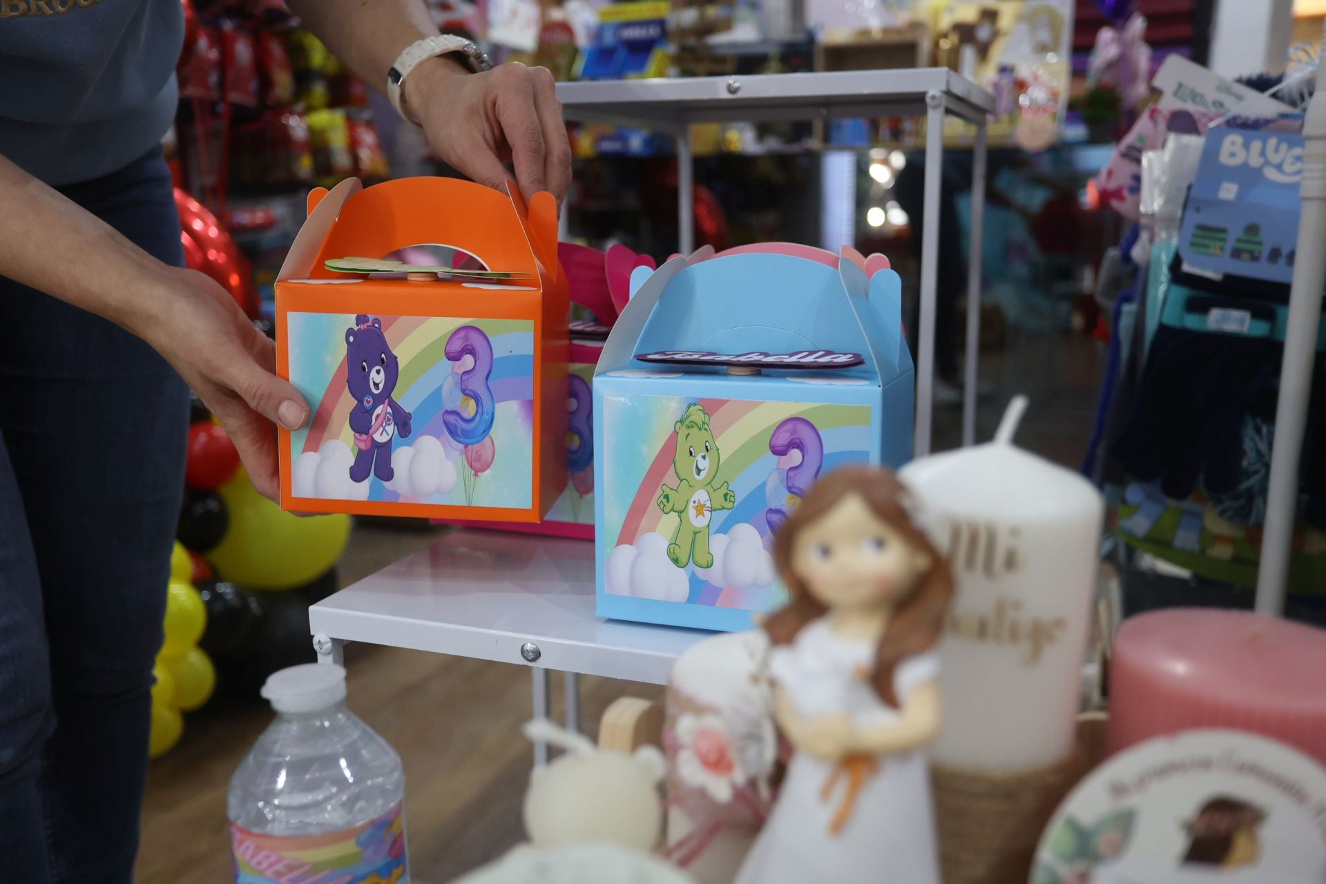 Gabriela decora y envuelve los regalos por ti con ideas brillantes en su tienda de Bilbao