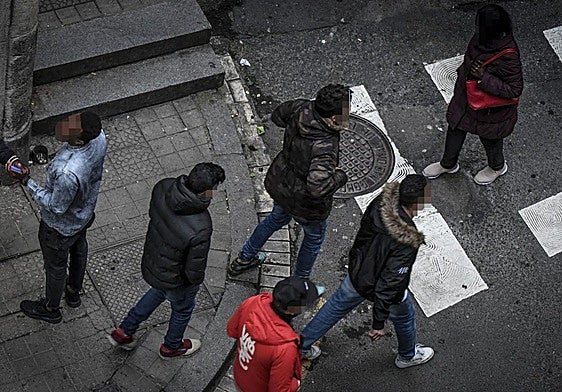 Personas en la calle San Francisco de Bilbao.