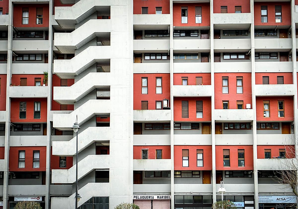Imagen principal - Las 'casas americanas', ubicadas en Ibarrekolanda y diseñadas por Rufino Basáñez, Esteban Argárate y Julián de Larrea, son uno de los edificios modernos de mayor valor arquitectónico de Bizkaia. La Fundación Aspaldiko (Portugalete), erigida en 1974 por Francisco Javier y Pedro Ispizua, y Nuestra Señora de la Coronación (Vitoria) son otros referentes.