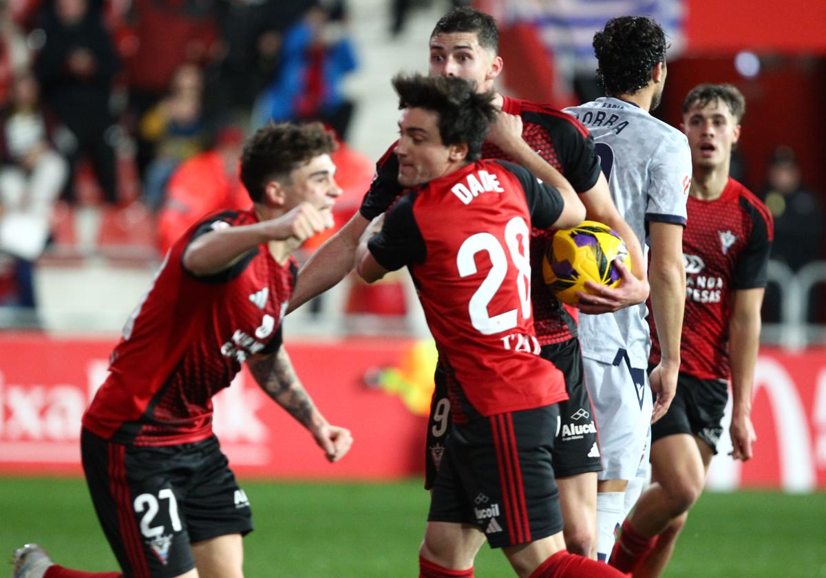 El conjunto rojillo dio la vuelta al marcador en Anduva y ganó por 2-1 en la recta final del partido correspondiente a la primera vuelta.