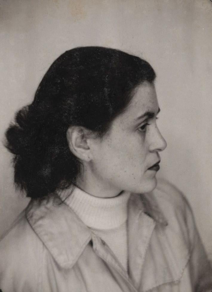 Foto de carné, una de las obras donadas por los descendientes de María Franciska Dapena en 2024.