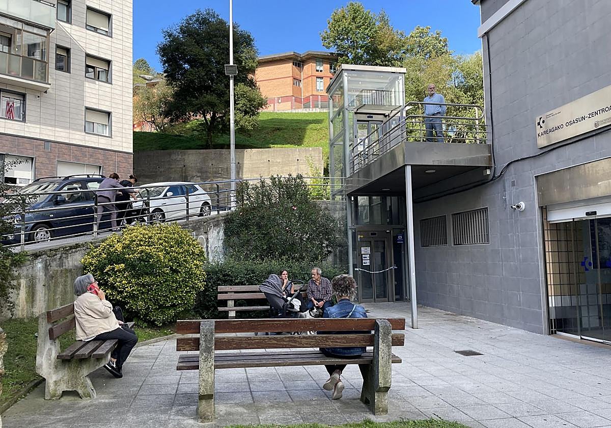 Vista del ascensor del ambulatorio de El Kalero y la cuesta de Particular de Asturias que tienen que salvar vecinos y pacientes.