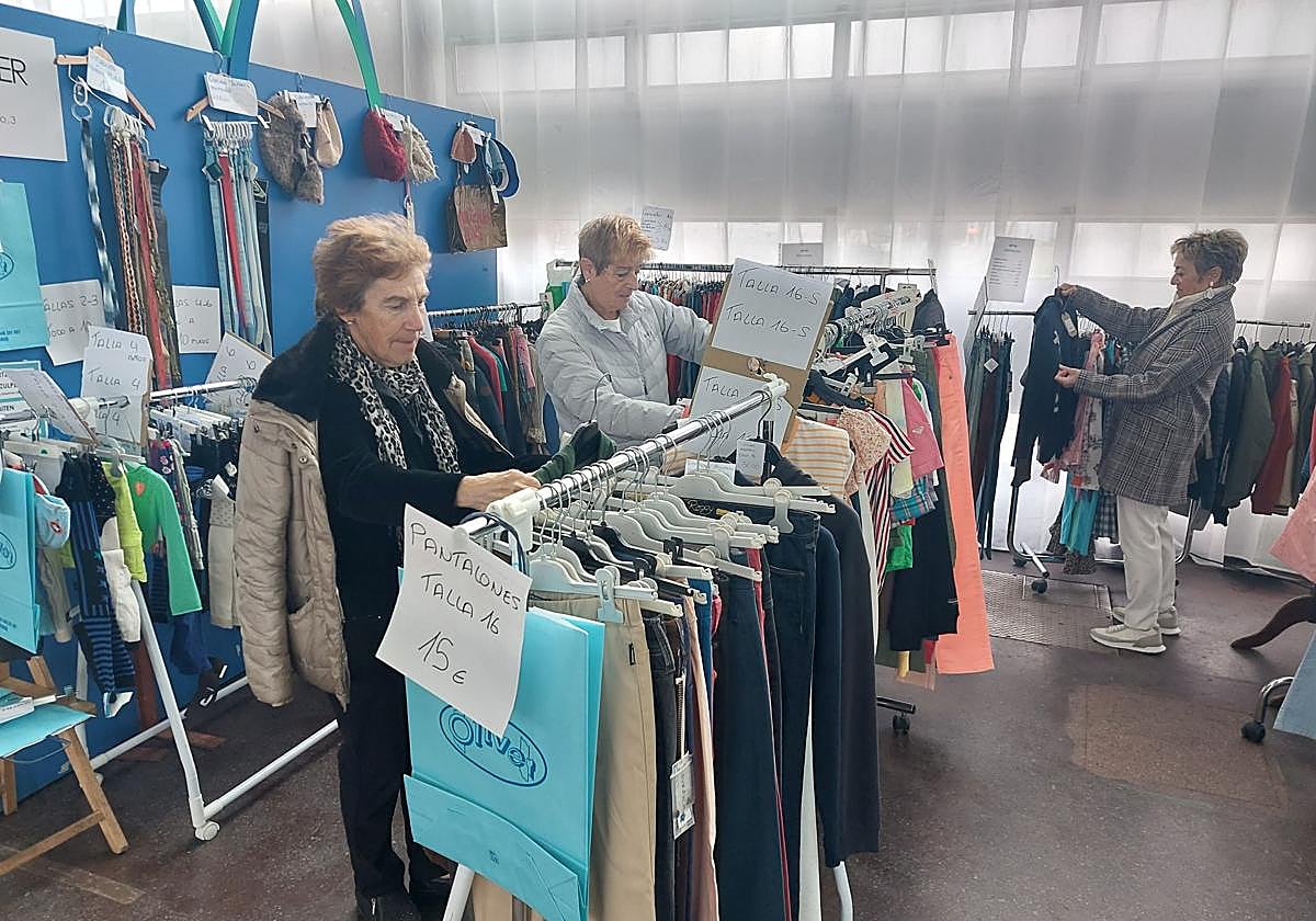 Vecinas echan un vistazo a las prendas dispuestas en los stands.
