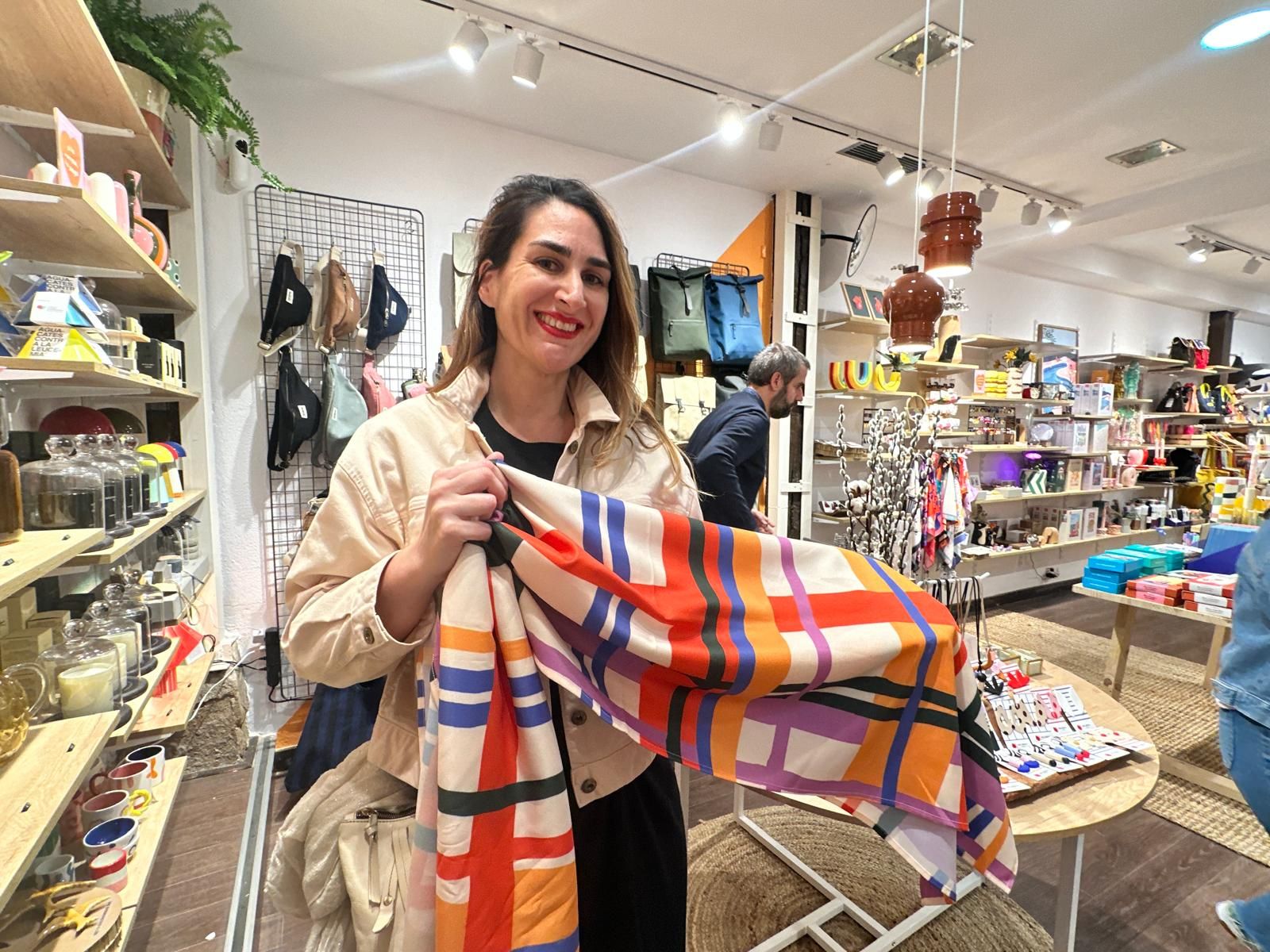 La tarde de compras termina en 'Cabecita de Ajo', un templo para los amantes del diseño local, el arte y los objetos especiales creados por pequeñas marcas. Nos hubiésemos llevado todo, pero hemos elegido este colorido pañuelo de la firma barcelonesa Arde. Costaba 52 euros y ahora 35. Si aún no la conoces... ¡toma nota!
