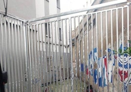 Valla colocada en el callejón de la calle Eulogio Serdán