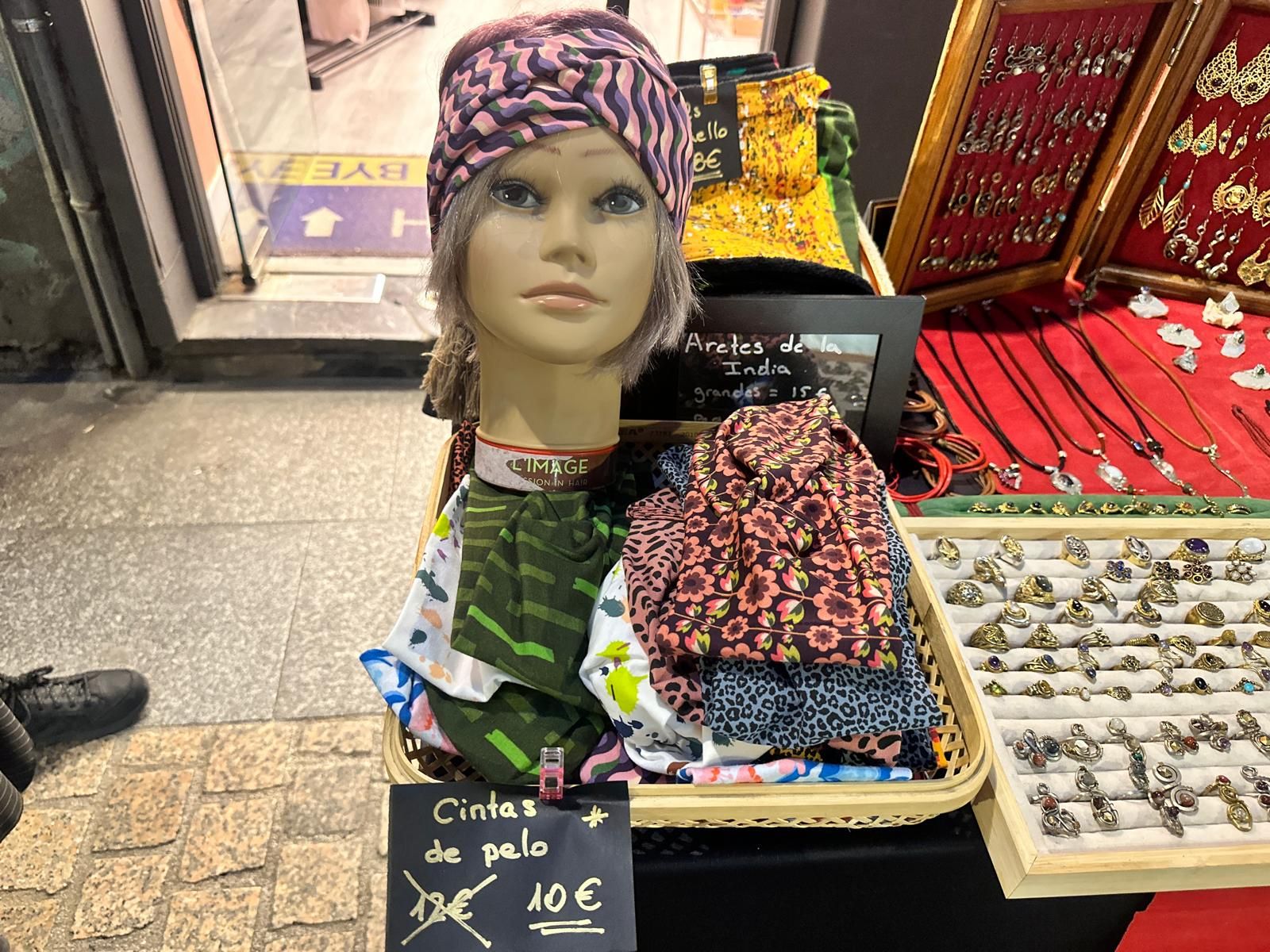 ¿Qué tal una cinta de pelo? Nos quedamos con estas diademas de algodón hechas por Txaro, que regenta desde octubre de 2023 la tienda de tejidos Princess Courts, donde se pueden encontrar telas americanas, francesas, indias, japonesas, holandesas... 