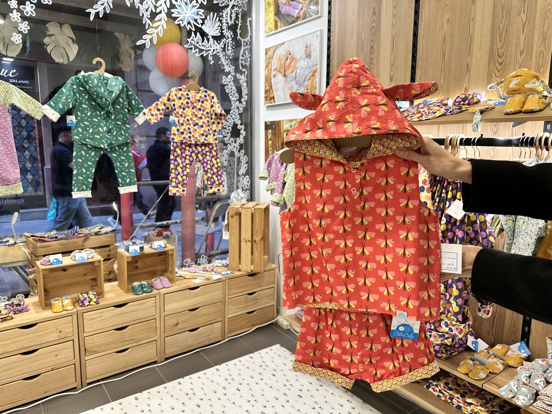 Y para los peques, una dirección imprescindible: Bitxo Bola, en el número 5 de Carnicería Vieja. Un universo de color y fantasía gracias a la ropa y los complementos infantiles hechos a mano con mucho amor por Maite del Olmo. Nos quedamos con este precioso conjunto de algodón compuesto por chaleco y pantalón corto con estampado de mariposas por fuera y manzanas por dentro. El pantalón es reversible. Antes costaba 92 euros y ahora 74,50. ¡Nos encanta!