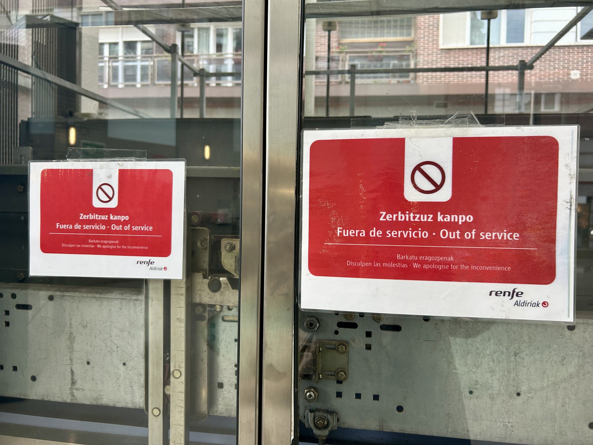 Carteles en algunos ascensores de la estación de Miribilla.