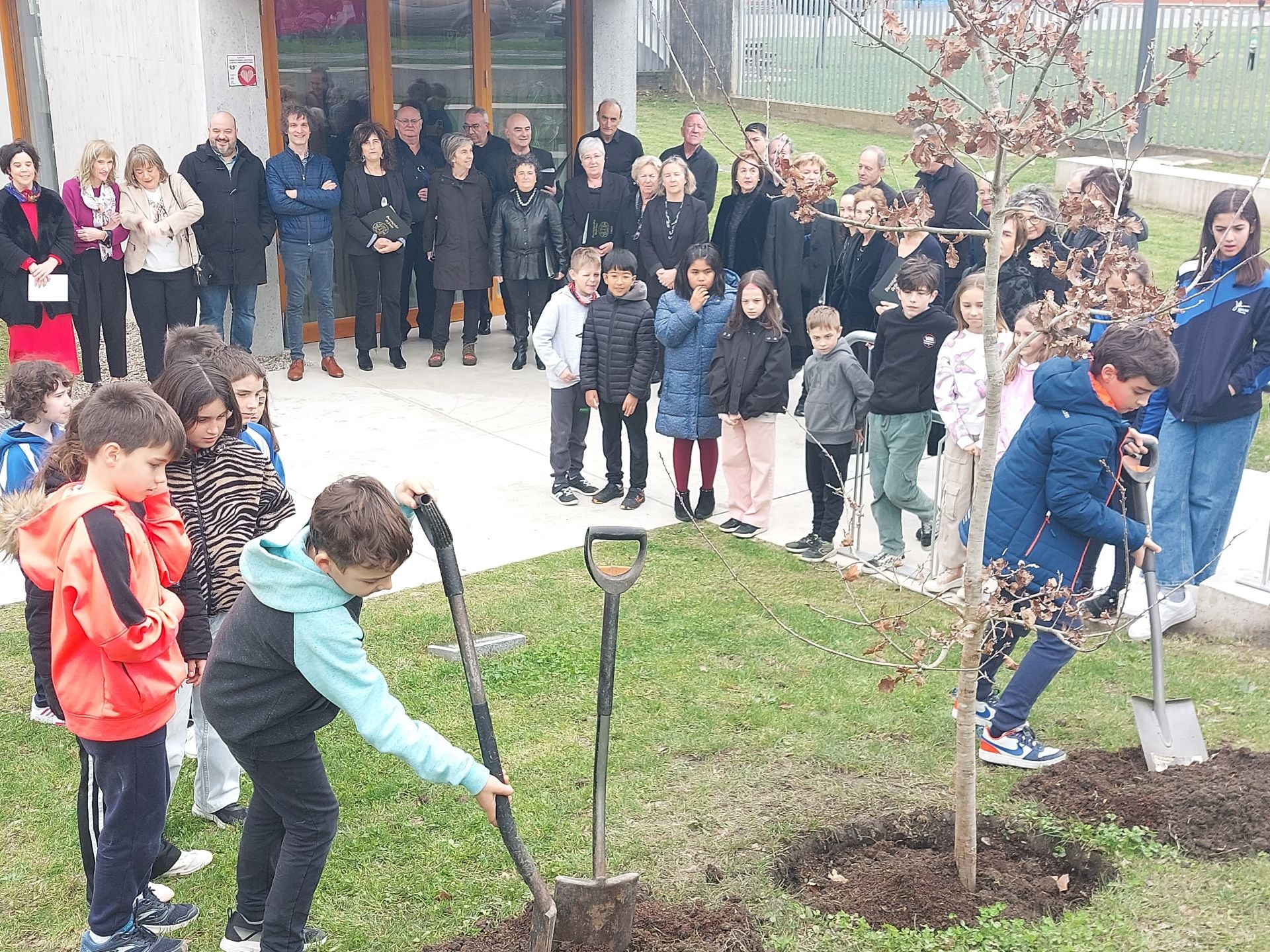 Imagen secundaria 2 - Foto de familia de autoridades con escolares y el Orfeón de Durango e imágenes de la plantación.
