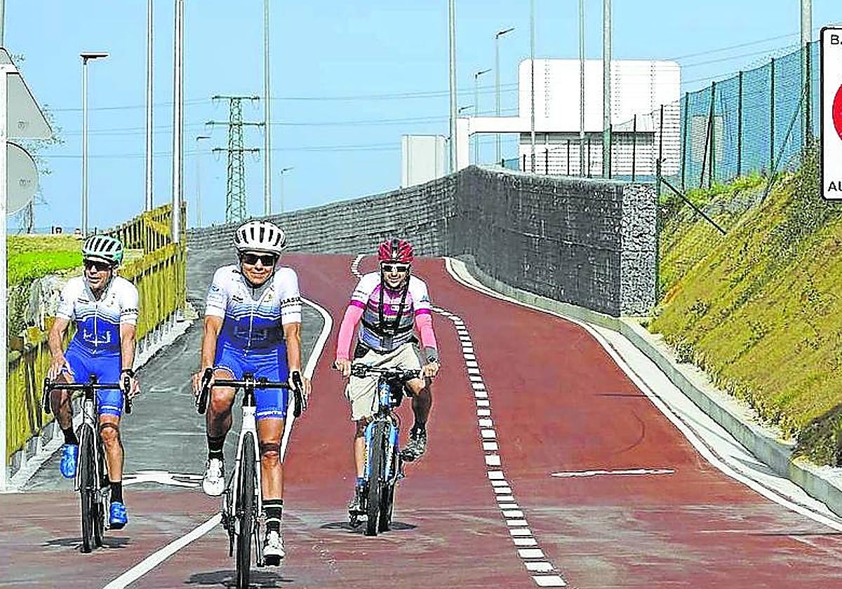Tres ciclistas pedalean por la parte final de la bicipista, cerca de Iurreta.