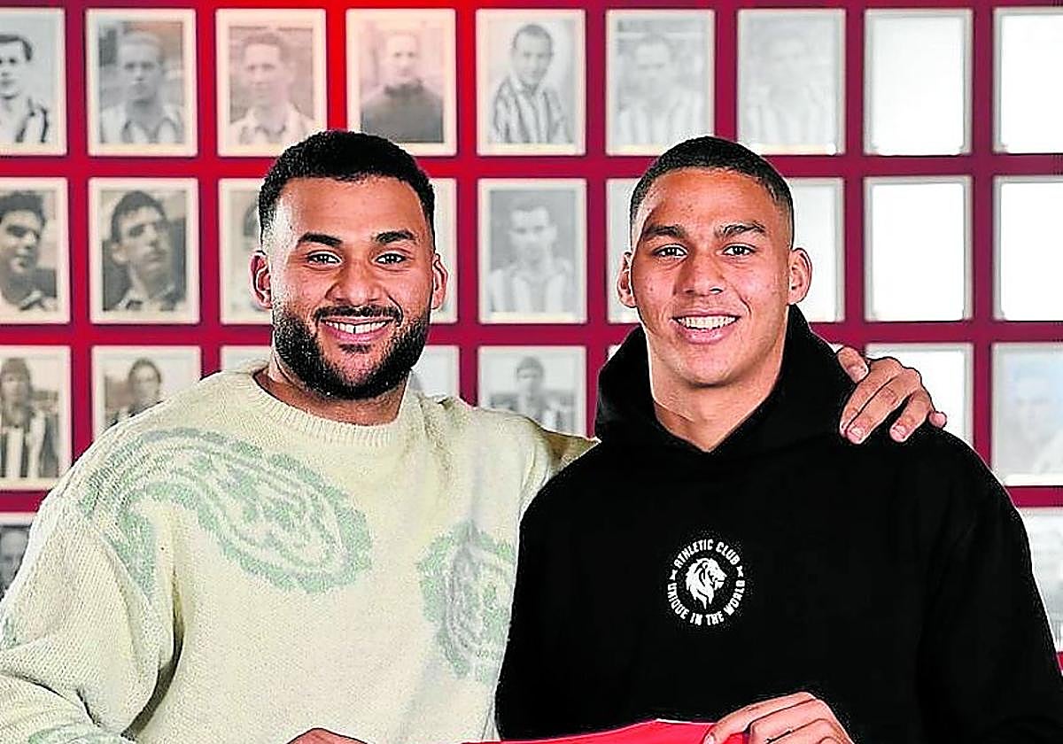 Con su hermano Aimane tras firmar por el Athletic.