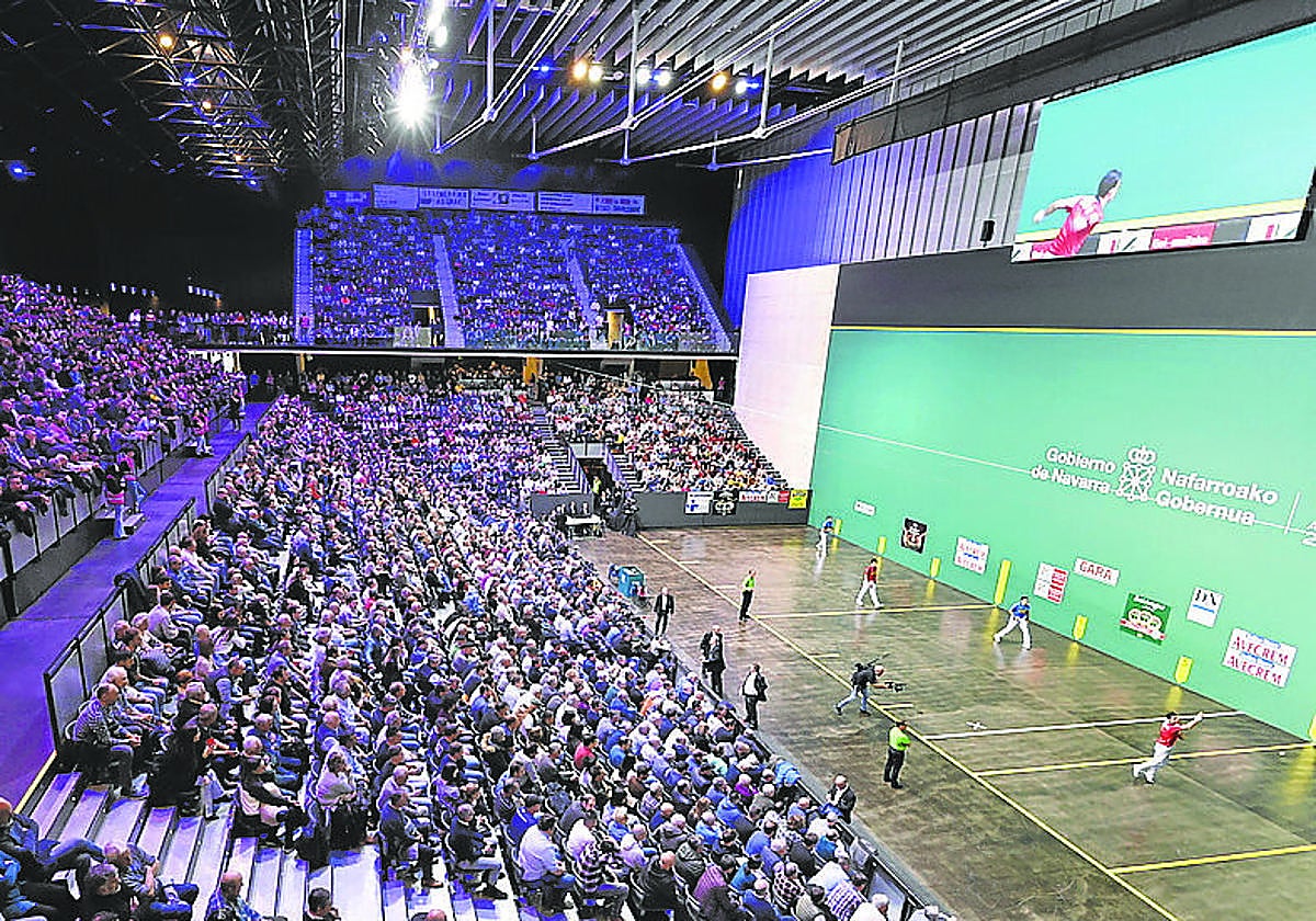 Imagen del frontón del Navarra Arena durante la disputa de una final del Parejas.