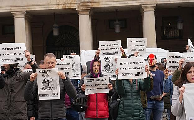 Los concentrados han mostrado carteles reivindicativos.