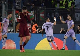 Berenguer felicita a Paredes por el tanto que anotó el central para firmar las tablas en el partido de la fase de grupos.