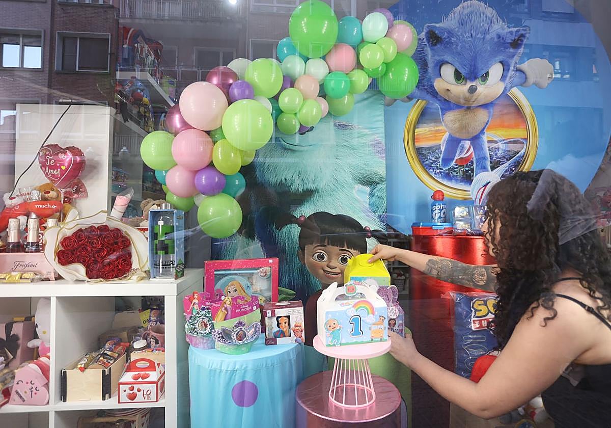 Gabriela decora y envuelve los regalos por ti con ideas brillantes en su tienda de Bilbao.