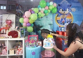 Gabriela decora y envuelve los regalos por ti con ideas brillantes en su tienda de Bilbao