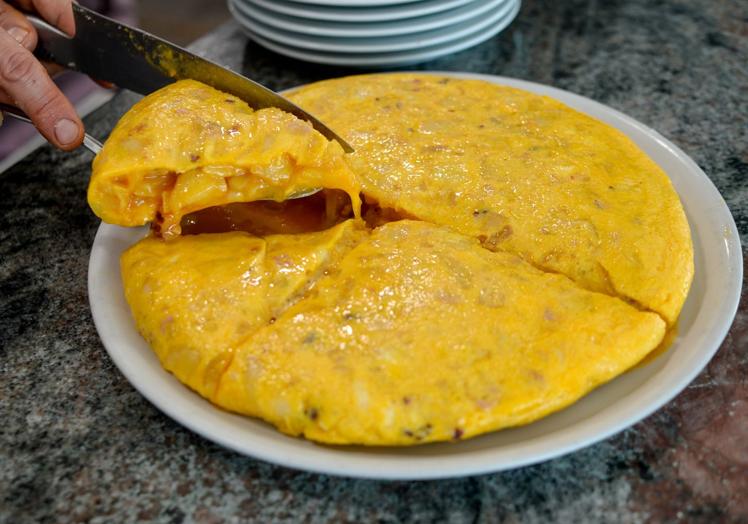 Tortilla de patatas con sardinillas BayMar y pimientos rojos confitados.