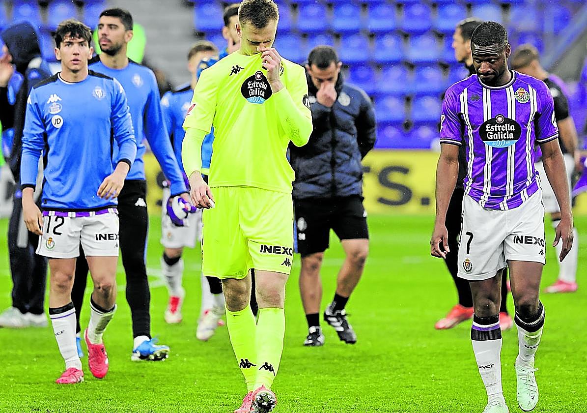 Los futbolistas del Valladolid, abatidos tras caer goleados por el Sevilla en el Nuevo Zorrilla.