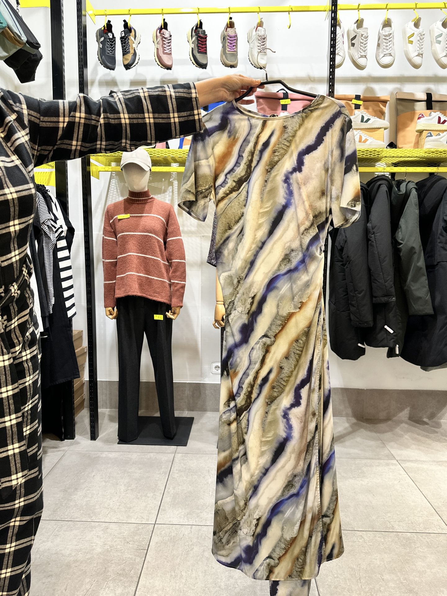 Una buena opción para primavera y próximos eventos es este original vestido de la firma alemana sostenible Armedangels. Lo hemos encontrado en la tienda Serie B, en el número 2 de la calle Lotería del Casco Viejo. Antes costaba 139,90 euros y ahora sale por 59. 