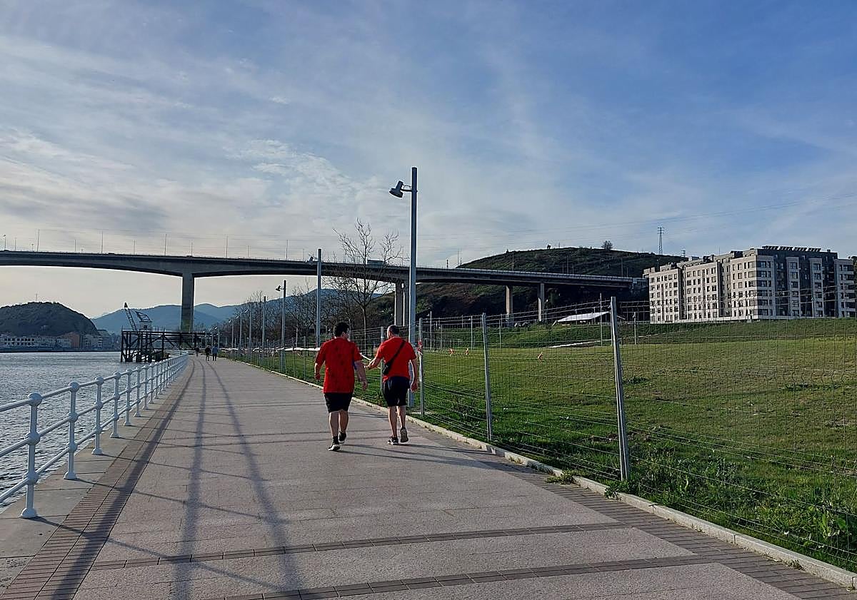 Imagen principal - Imagen del paseo junto a la ría, la zona del solarium y playa urbana, y el mural en unos pilares del puente de Rontegi.
