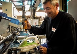 Un operario de SDA Factory, durante el montaje de una plancha Ufesa