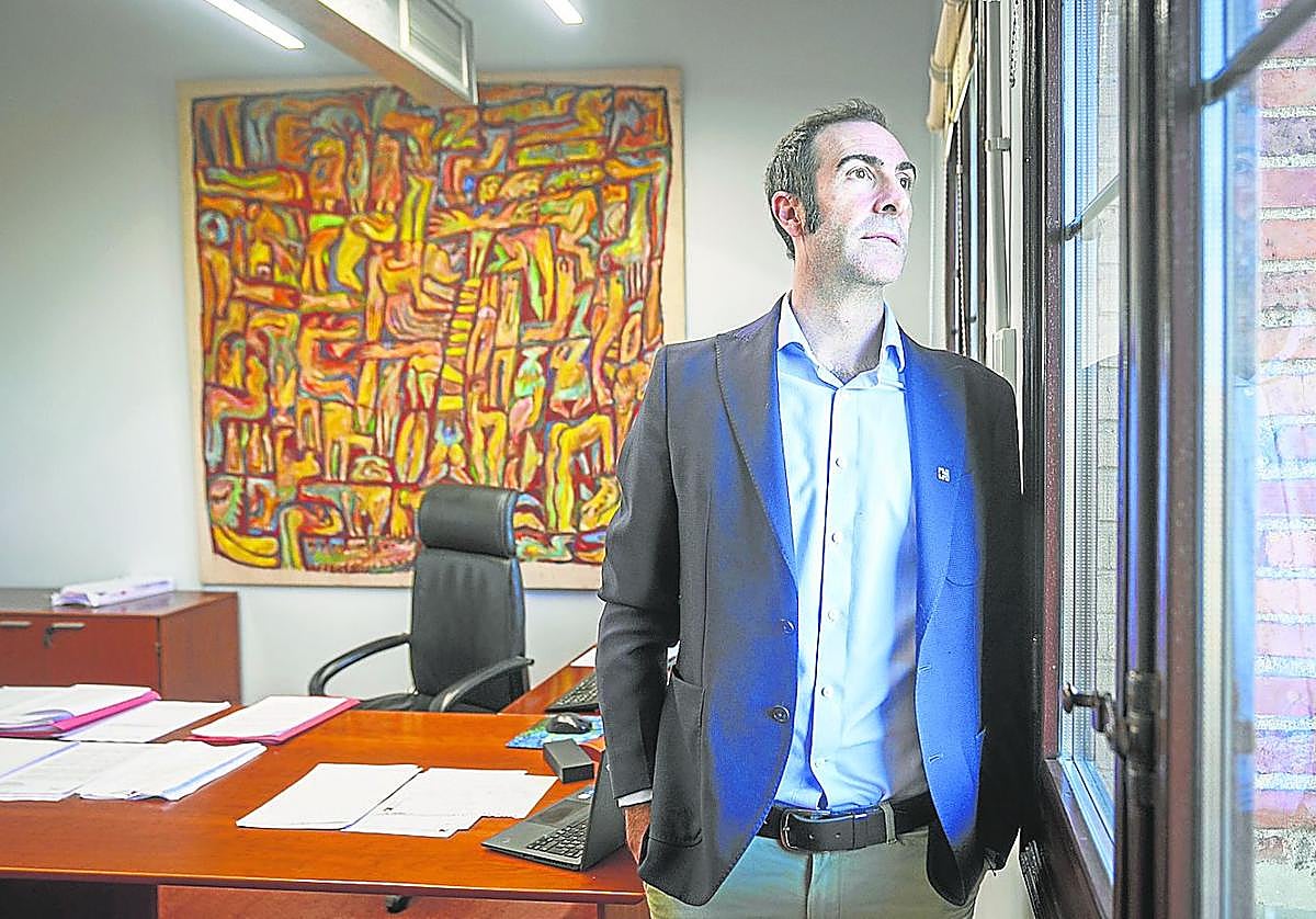 Unai Aberasturi posa en la sede de la Autoridad Vasca de Protección de Datos, que tiene 17 empleados, en el antiguo seminario de Vitoria.