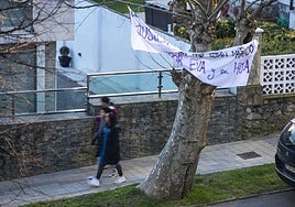 Pancarta pidiendo justicia para Eva Jaular y su hija, colocada junto al complejo judicial de Las Salesas.