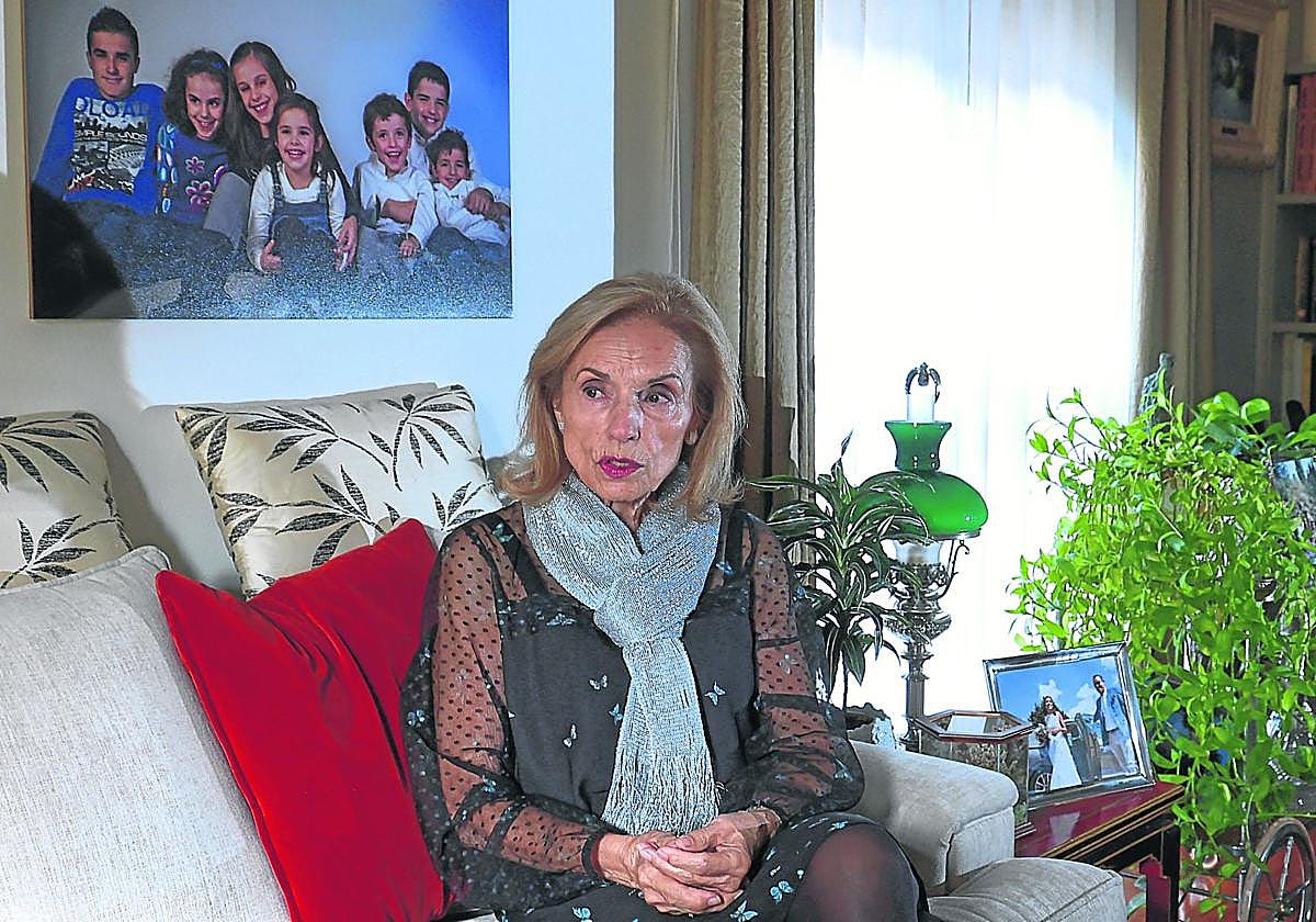 Natividad Rodríguez durante la entrevista en su casa en Vitoria, junto a una fotografía de sus siete nietos cuando eran más pequeños.