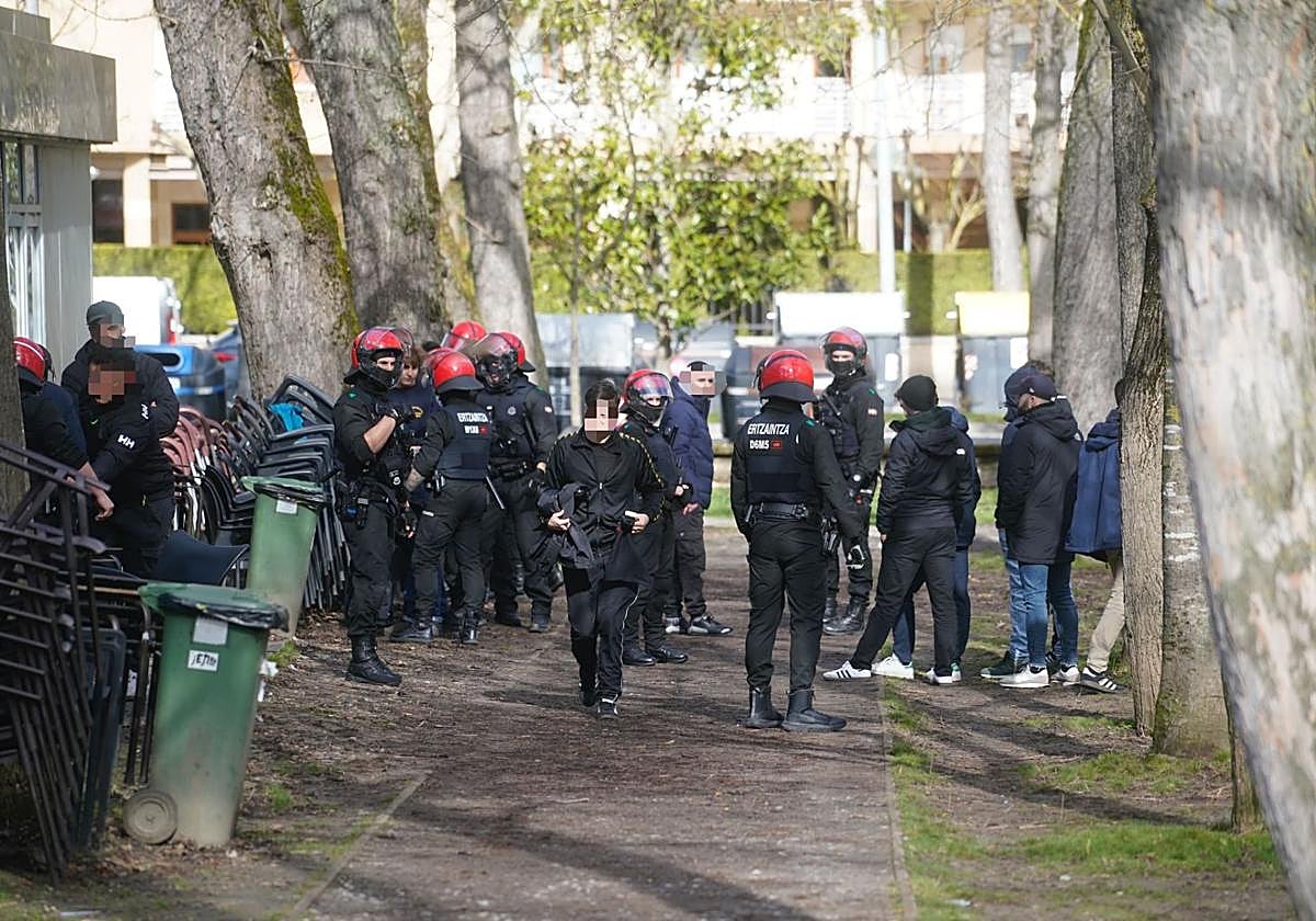 Ertzainas con ultras del Espanyol en el parque de El Prado, en Vitoria.