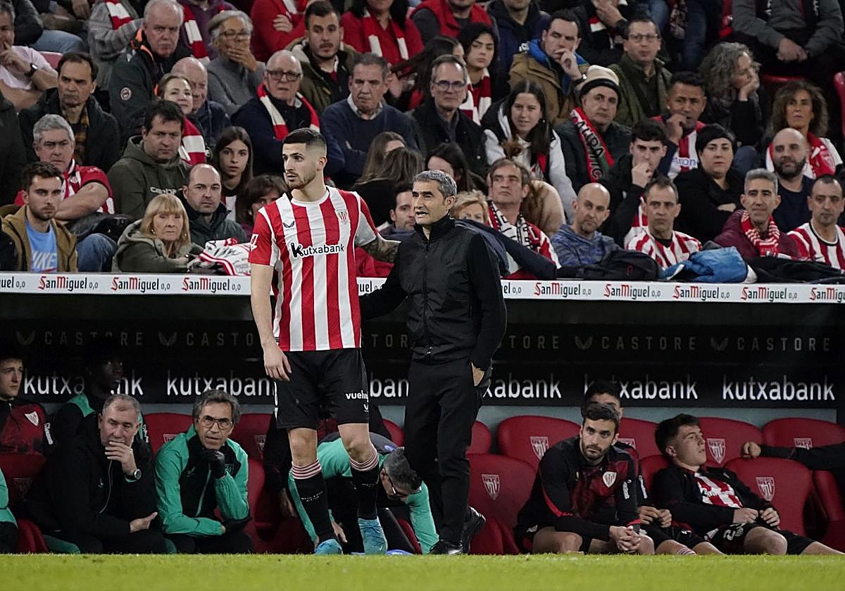 Valverde da indicaciones a Sancet durante un partido.