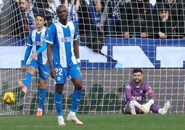 Guevara, Diarra y Sivera, cariacontecidos tras el gol del Espanyol.
