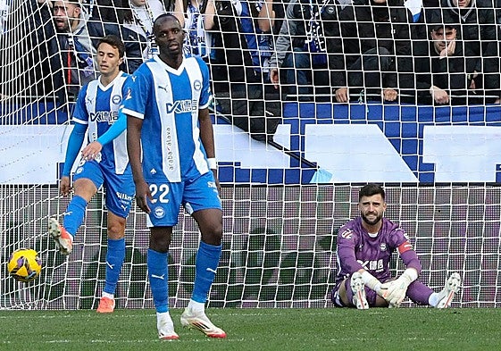 Guevara, Diarra y Sivera, cariacontecidos tras el gol del Espanyol.