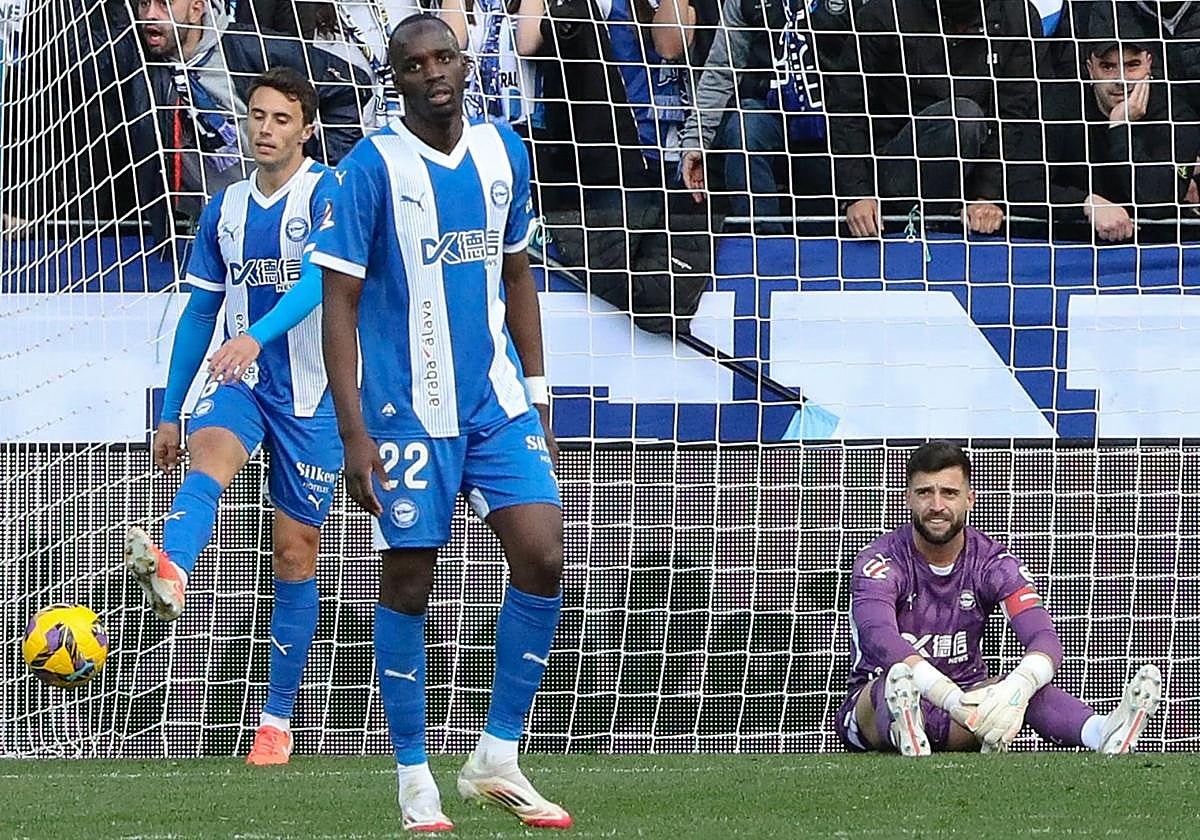 Guevara, Diarra y Sivera, cariacontecidos tras el gol del Espanyol.