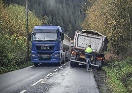 Un camión se sale de la calzada al evitar a otro que viene de frente en la carretera que cruza el pueblo de Zuaza.