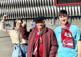 Ainhoa y Santi Mancebo López, junto a su abuelo Rafael López.