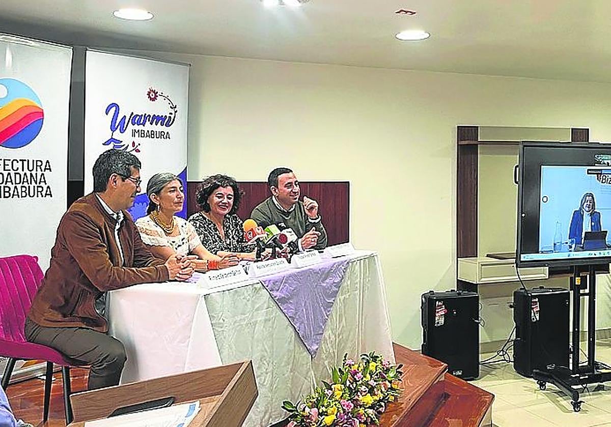 Representantes de Bizkaia y Ecuador, en una sesión de trabajo.
