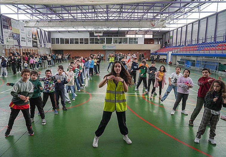 Los integrantes de la comparsa de San Prudencio, durante el ensayo de una coreografía en el colegio